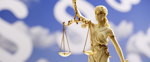 Justitia-Statue vor einem blauen Hintergrund mit weißen Paragrafenzeichen - Bildmontage Justitia-Statue vor einem blauen Hintergrund mit weißen Paragrafenzeichen - Bildmontage